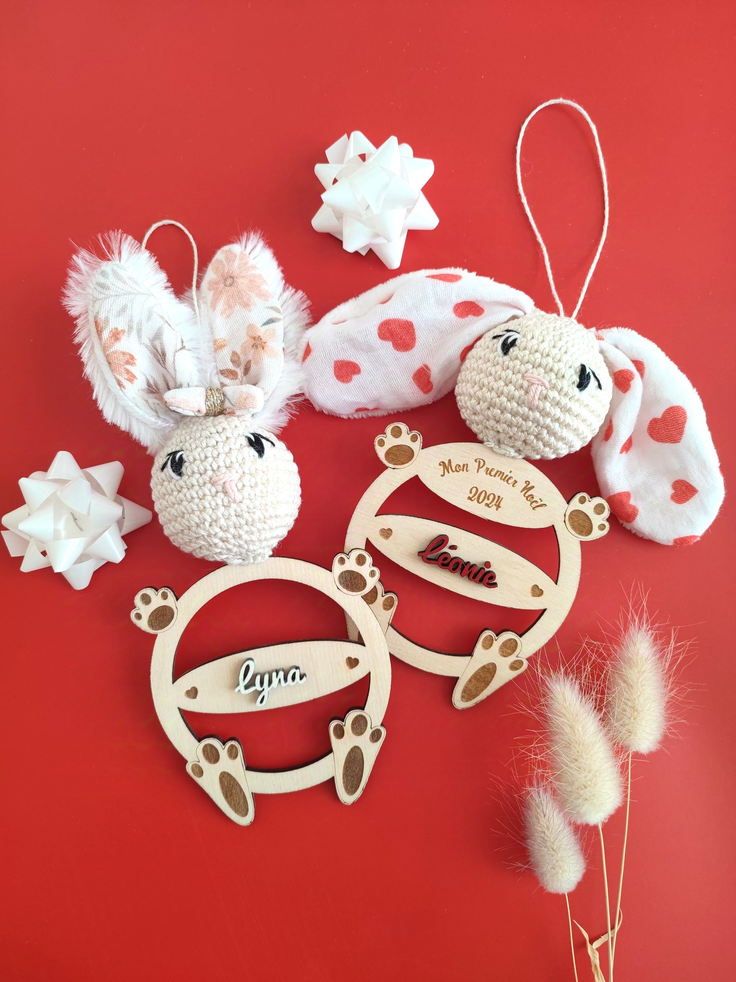 Boule de Noël personnalisée lapin aux petites oreilles bois et crochet
