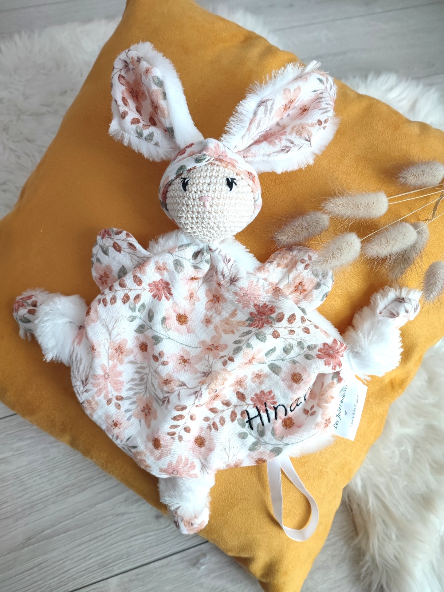 Doudou personnalisé Suzie pour fille avec de belles oreilles. Réalisé en crochet avec des oreilles et un corps en tissus double gaze et fausse fourrure. Personnalisable avec un prénom brodé. Fait main en france