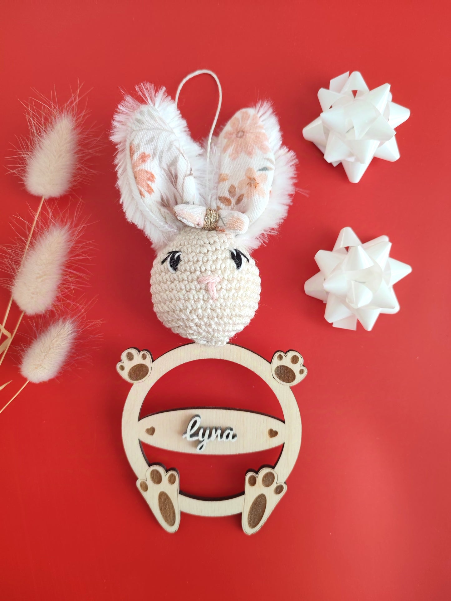 Boule de Noël personnalisée lapin aux petites oreilles bois et crochet