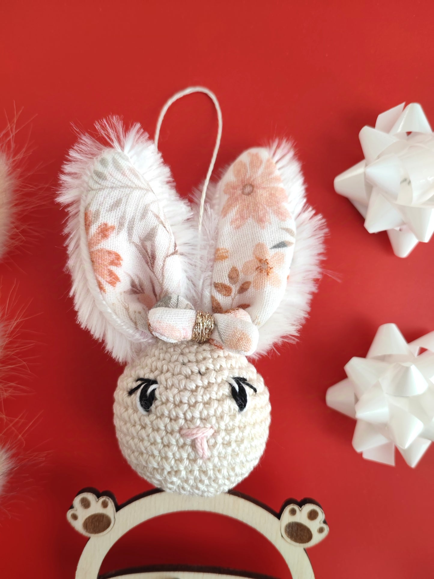 Boule de Noël personnalisée lapin aux petites oreilles bois et crochet