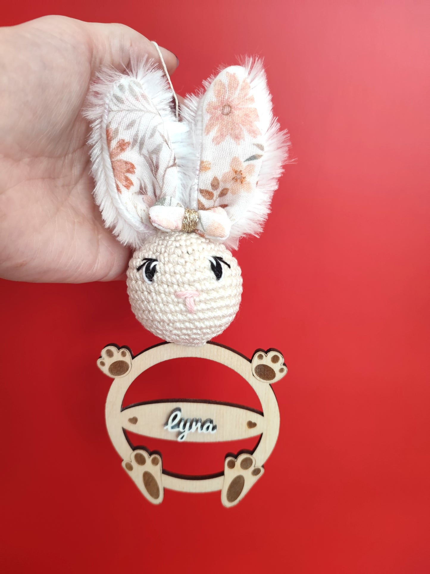 Boule de Noël personnalisée lapin aux petites oreilles bois et crochet